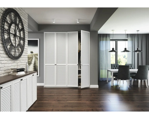 Wohnzimmer mit weißem Lamellentürenschrank, Kommode und Essbereich.