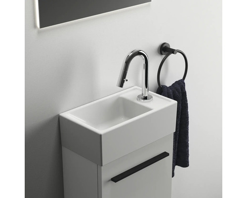 Waschtischkombination mit Armatur, Handtuchring und Handtuch