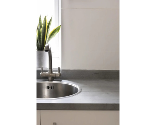 Küchenspüle aus Edelstahl mit Armatur auf einer Arbeitsplatte