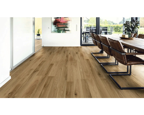 Heller Wohnraum mit Holzboden, Esstisch und Stühlen