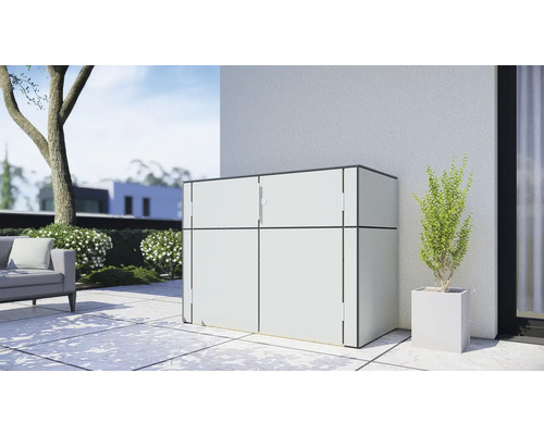 Gartenschrank Bertilo HPL Sideboard 155 x 75 x 116 cm hellgrau Szene mit einem Gerätehaus auf einer Terrasse, neben einer Pflanze im Topf und einem Sofa.