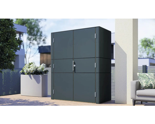 Gartenschrank aus Metall auf einer Terrasse mit Pflanzen
