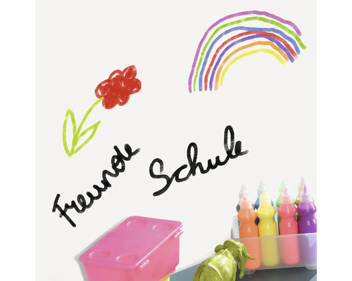 Dekoration mit Farbtöpfen, Spielzeug und Zeichnungen zum Thema Freunde und Schule