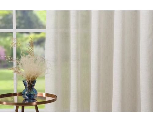 Dekorative Fenstergardine mit Pflanzenarrangement auf kleinem Tisch