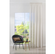 Helles Zimmer mit Fenster, Vorhang, Stuhl und Tisch