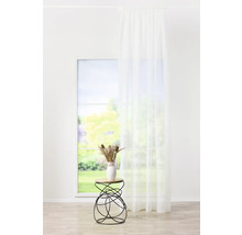 Helles Zimmer mit Fenster, Vorhang und Beistelltisch mit Dekoration