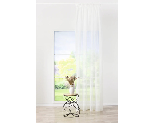 Helles Zimmer mit Fenster, Vorhang und Beistelltisch mit Dekoration