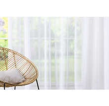 Szene mit Fenster, Gardine und Sessel