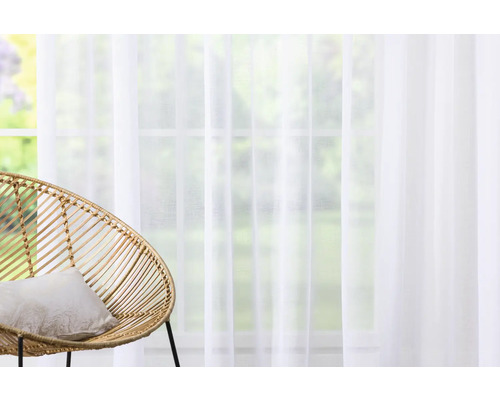 Szene mit Fenster, Gardine und Sessel