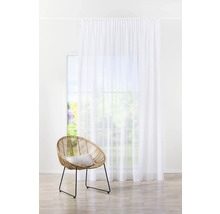 Szene mit weißem Vorhang, Fenster und Rattansessel