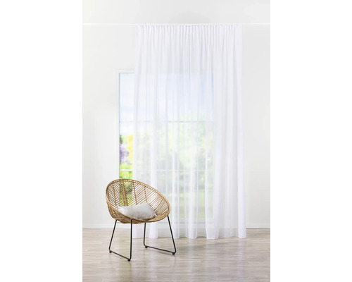 Szene mit weißem Vorhang, Fenster und Rattansessel