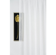 Weißer, transparenter Gardinenschal vor einem Wandbild