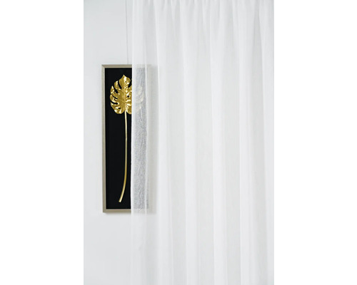 Weißer, transparenter Gardinenschal vor einem Wandbild