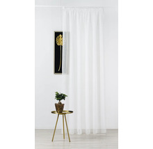 Weißer Schiebevorhang vor einer Wand