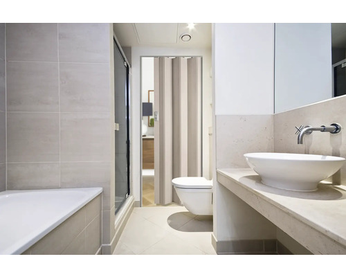 Modernes Badezimmer mit Dusche, Toilette und Waschbecken