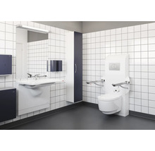 Barrierefreies Badezimmer mit Waschbecken, Spiegel, Toilette und Stützgriffen