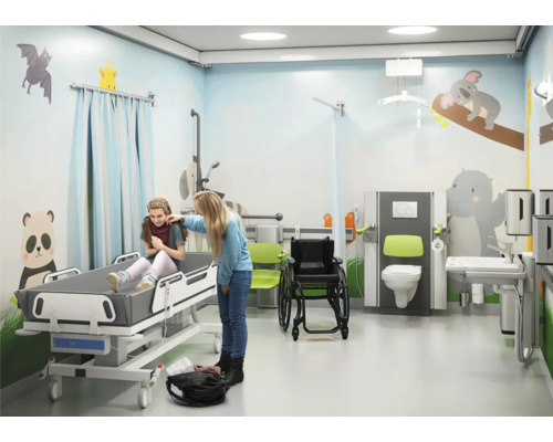 Pflegezimmer mit Liege, Toilette, Waschbecken, Rollstuhl und Wanddekoration