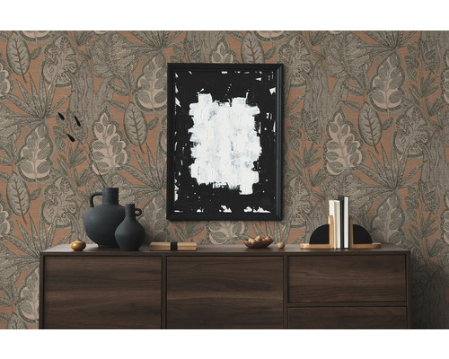 Wohnraum mit Kommode und floral gemusterter Tapete