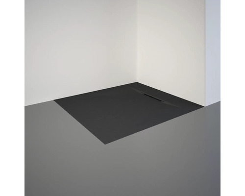 Bodengleiche Dusche mit Ablaufrinne in einem Badezimmer