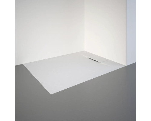 Eckansicht einer bodengleichen Dusche mit Ablaufrinne