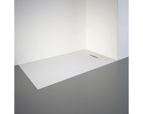 Bodengleiche Dusche mit Ablaufrinne im Badezimmer.