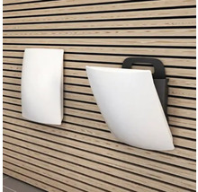 Zwei weiße Wandbriefkästen an einer Holzwand