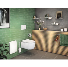 Modernes Badezimmer mit wandhängendem WC, Holzelementen und grünen Fliesen