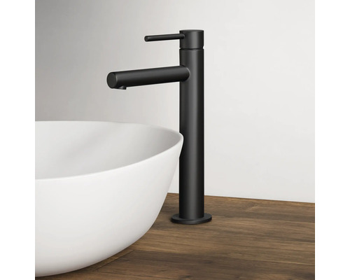 Schwarzer Waschtischmischer neben einem weißen Aufsatzwaschbecken auf einer Holzplatte