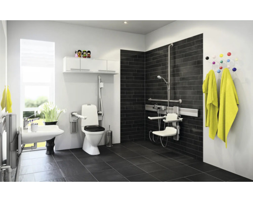 Barrierefreies Badezimmer mit Toilette, Waschbecken und Duschsitz für Personen mit eingeschränkter Mobilität.