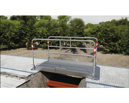 Grabenbrücke mit Geländer zum Überqueren von Baugruben im Außenbereich