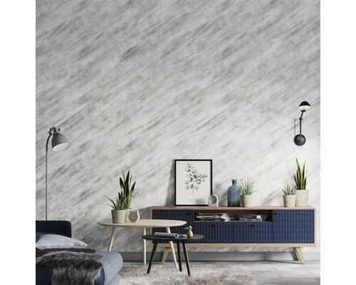 Wohnzimmer mit Sofa, Tisch, Kommode, Zimmerpflanzen und Wandleuchten