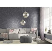 Wohnzimmer mit grauer Wandgestaltung, Sofa, Kissen und Hängelampen