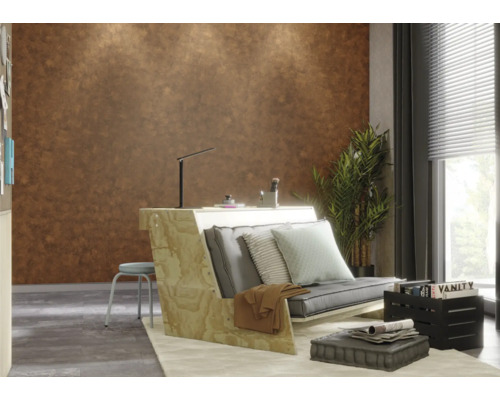 Modernes Zimmer mit Schreibtisch, Sitzgelegenheit mit Kissen und Dekorationen