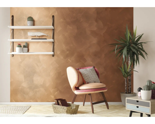 Wohnzimmer mit brauner Wandgestaltung, Regal, Sessel, Zimmerpflanze und Beistelltisch.