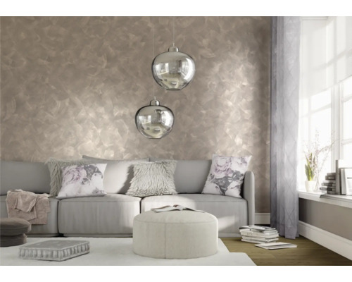 Wohnzimmer mit Effektfarbe an der Wand, Sofa, Kissen und zwei Hängelampen