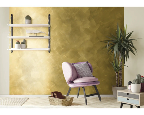 Dekoratives Wohnzimmer mit goldfarbener Wand, Sessel und Regal