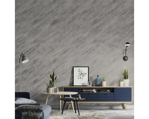 Wohnzimmer mit Sofa, Couchtisch und Sideboard unter einer grauen Wand