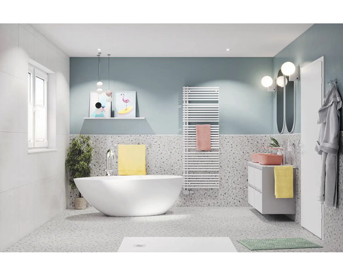 Badezimmer mit freistehender Badewanne, Handtuchwärmer, Waschtisch und Spiegel