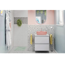 Modernes Badezimmer mit Waschbecken, Spiegel und Heizkörper