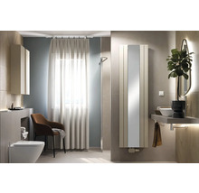 Modernes Badezimmer mit Handtuchheizkörper, Waschbecken und Toilette.