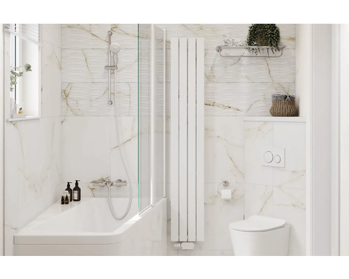 Badezimmer mit Badewanne, Duschabtrennung, Handtuchheizkörper und Toilette vor Wandfliesen in Marmoroptik