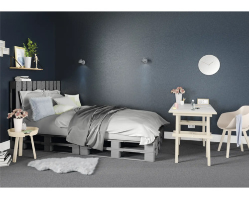 Schlafzimmer mit Palettenbett, Schreibtisch und Stuhl