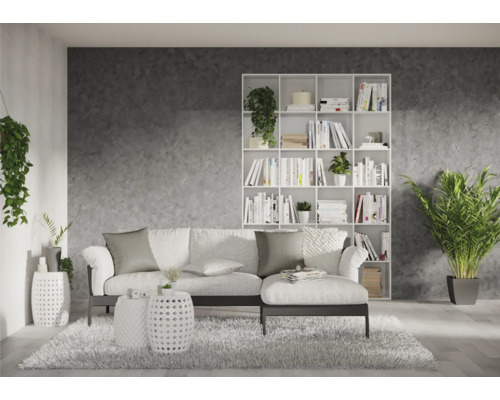 Wohnzimmer mit Sofa, Bücherregal und Zimmerpflanzen