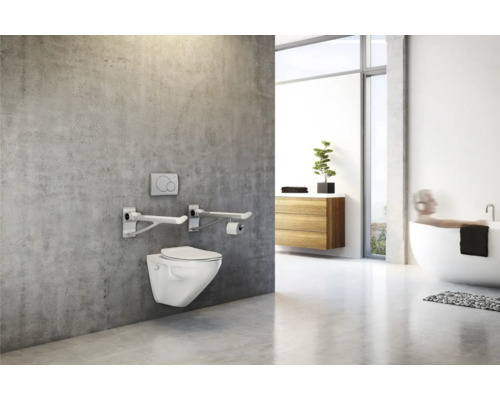 Barrierefreies Badezimmer mit wandhängendem WC, Haltegriffen und Badewanne