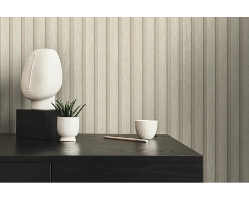 Nahaufnahme von einer Wand mit Holzpaneel Tapete, einer Skulptur, einer Pflanze und einer Tasse auf einem Tisch.