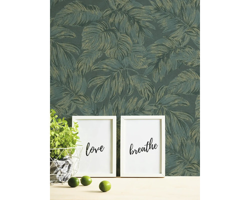 Zimmer mit einer grünen Tapete mit Blättermuster