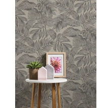 Nahaufnahme einer Wand mit Blättertapete und einem Tisch mit Dekoration