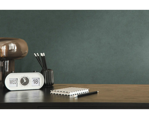 Dekoratives Stillleben auf einem Schreibtisch mit Tischleuchte, Kalender, Stifthalter, Notizbuch und Stift