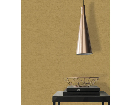 Raumansicht mit Pendelleuchte und geometrischer Schale auf Büchern