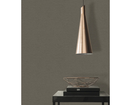 Dekorative Tapete mit einer Textilstruktur im Wohnraum mit Lampe und Dekoration.